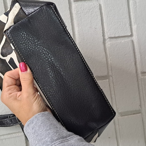 Mondo Giraffe Print Shoulder Bag. - Picture 8 of 13